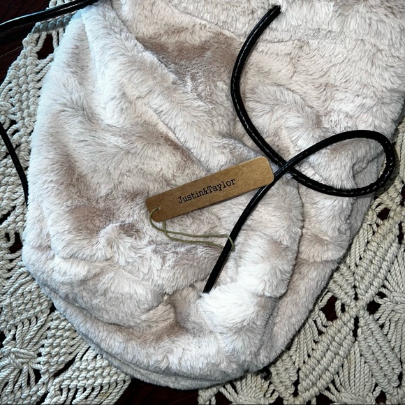 3/$20NWT[Justin&Taylor] Plush drawstring bag - Picture 2 of 4